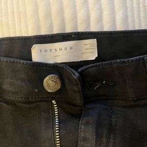 Barely worn Topshop Jamie jeans, pure black, great stretch, perfect basic!